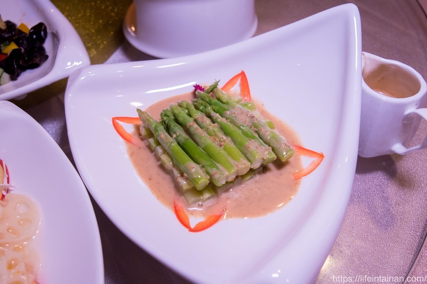 台南市南區台南一鴨六吃脆皮烤鴨在這裡,全新推出雙人、四人份福圓鴨套餐,招牌城旅軒中餐廳,搭配鴨肉的上海菜飯、紅袍孜然香酥等20種鴨料理~城旅軒中餐廳