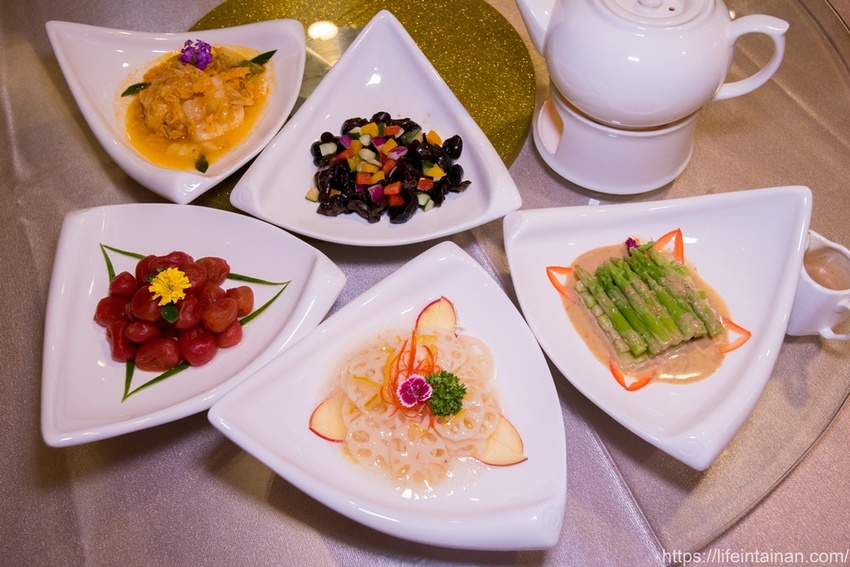 台南市南區台南一鴨六吃脆皮烤鴨在這裡,全新推出雙人、四人份福圓鴨套餐,招牌城旅軒中餐廳,搭配鴨肉的上海菜飯、紅袍孜然香酥等20種鴨料理~城旅軒中餐廳