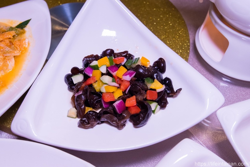 台南市南區台南一鴨六吃脆皮烤鴨在這裡,全新推出雙人、四人份福圓鴨套餐,招牌城旅軒中餐廳,搭配鴨肉的上海菜飯、紅袍孜然香酥等20種鴨料理~城旅軒中餐廳