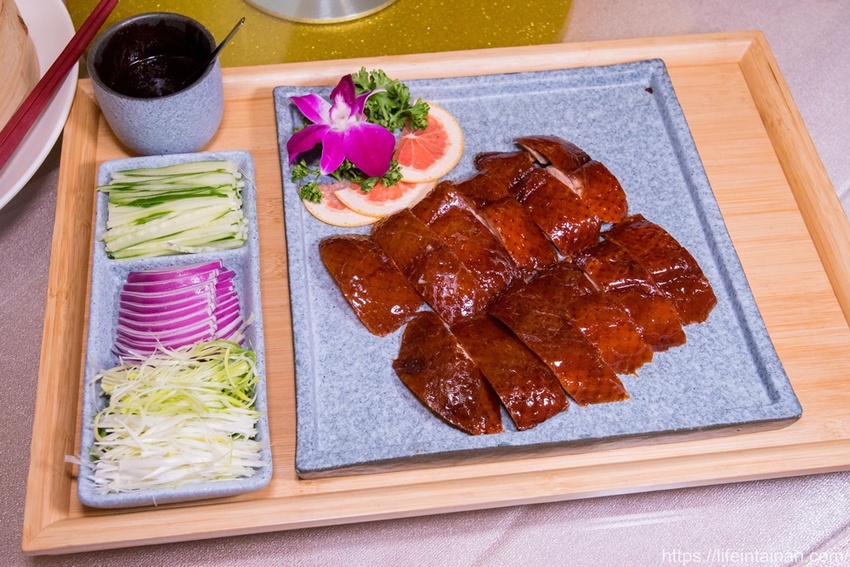 台南市南區台南一鴨六吃脆皮烤鴨在這裡,全新推出雙人、四人份福圓鴨套餐,招牌城旅軒中餐廳,搭配鴨肉的上海菜飯、紅袍孜然香酥等20種鴨料理~城旅軒中餐廳