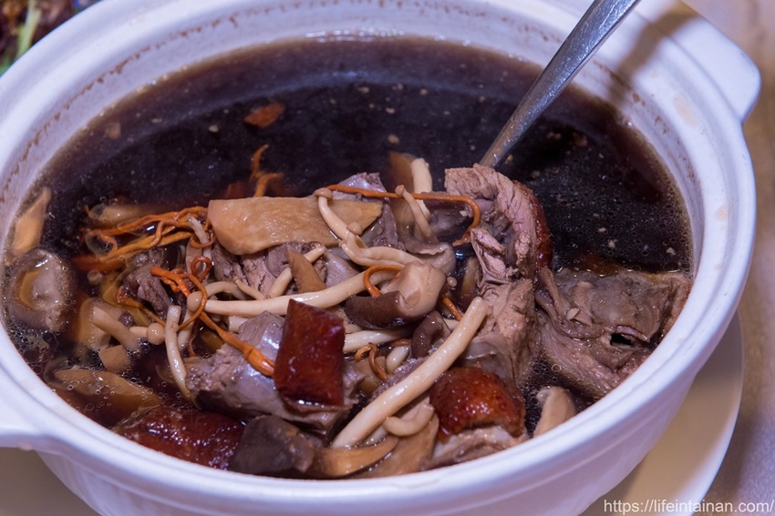 台南市南區台南一鴨六吃脆皮烤鴨在這裡,全新推出雙人、四人份福圓鴨套餐,招牌城旅軒中餐廳,搭配鴨肉的上海菜飯、紅袍孜然香酥等20種鴨料理~城旅軒中餐廳