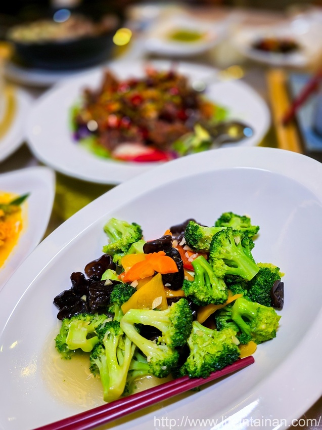 台南市南區台南一鴨六吃脆皮烤鴨在這裡,全新推出雙人、四人份福圓鴨套餐,招牌城旅軒中餐廳,搭配鴨肉的上海菜飯、紅袍孜然香酥等20種鴨料理~城旅軒中餐廳