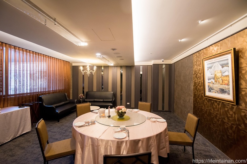 台南市南區台南一鴨六吃脆皮烤鴨在這裡,全新推出雙人、四人份福圓鴨套餐,招牌城旅軒中餐廳,搭配鴨肉的上海菜飯、紅袍孜然香酥等20種鴨料理~城旅軒中餐廳