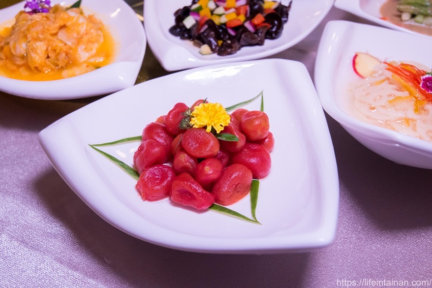 台南市南區台南一鴨六吃脆皮烤鴨在這裡,全新推出雙人、四人份福圓鴨套餐,招牌城旅軒中餐廳,搭配鴨肉的上海菜飯、紅袍孜然香酥等20種鴨料理~城旅軒中餐廳