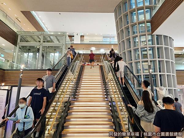 桃園市立圖書館總館06-1樓往2樓.jpg