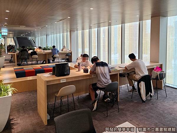 桃園市立圖書館總館14-4樓落地窗閱讀區.jpg