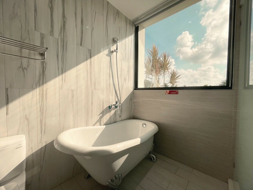 屏東縣恆春鎮【恆春住宿】十二星座庭園渡假會館-尋覓屬於你的命定星座居所,南國慢活心靈綠洲,純白別墅、船型戲水池與燒烤區浪漫燈光,有客廳、浴缸的超大房間,盡享獨特渡假風情!近後壁湖、白沙灣。