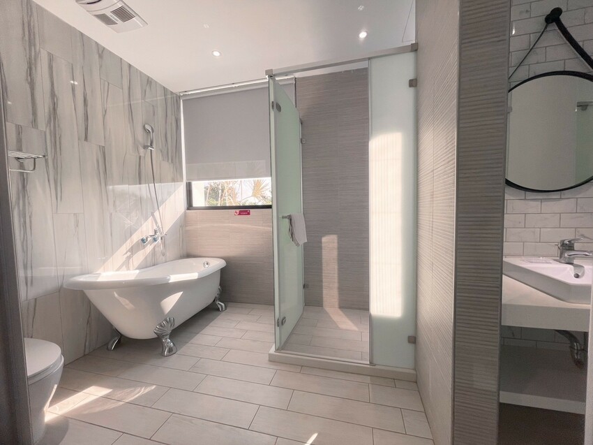 屏東縣恆春鎮【恆春住宿】十二星座庭園渡假會館-尋覓屬於你的命定星座居所,南國慢活心靈綠洲,純白別墅、船型戲水池與燒烤區浪漫燈光,有客廳、浴缸的超大房間,盡享獨特渡假風情!近後壁湖、白沙灣。