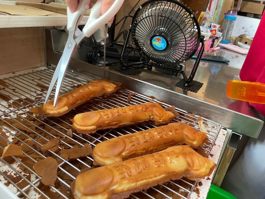 嘉義市東區犬行燒:嘉義隱藏版狗狗造型18公分超長雞蛋糕,火雞肉飯蛋糕太衝擊好吃!手工銅板美食,愛的幸福記憶GOOD LUCK!