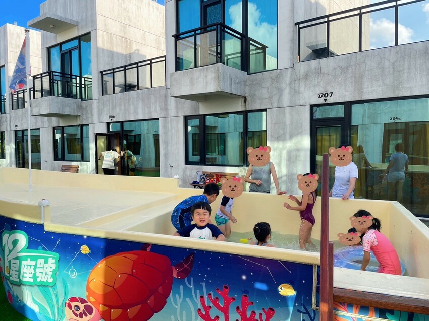 屏東縣恆春鎮【恆春住宿】十二星座庭園渡假會館-尋覓屬於你的命定星座居所,南國慢活心靈綠洲,純白別墅、船型戲水池與燒烤區浪漫燈光,有客廳、浴缸的超大房間,盡享獨特渡假風情!近後壁湖、白沙灣。