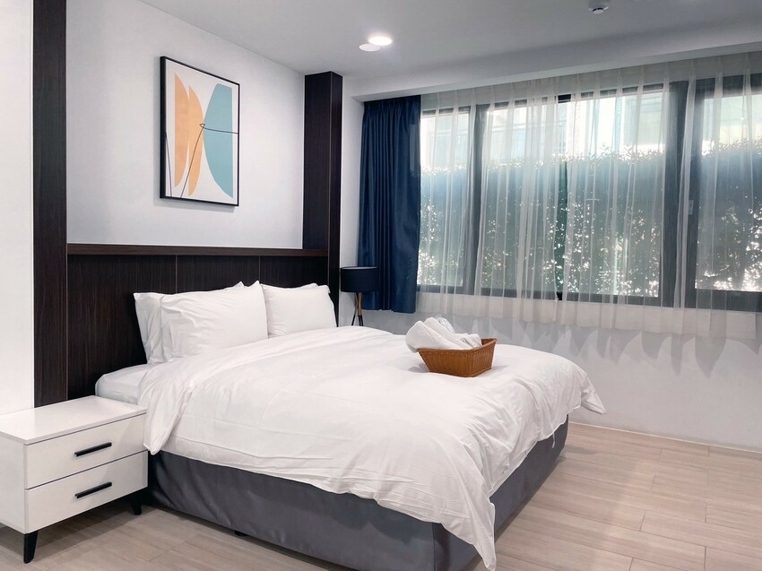 屏東縣恆春鎮【恆春住宿】十二星座庭園渡假會館-尋覓屬於你的命定星座居所,南國慢活心靈綠洲,純白別墅、船型戲水池與燒烤區浪漫燈光,有客廳、浴缸的超大房間,盡享獨特渡假風情!近後壁湖、白沙灣。