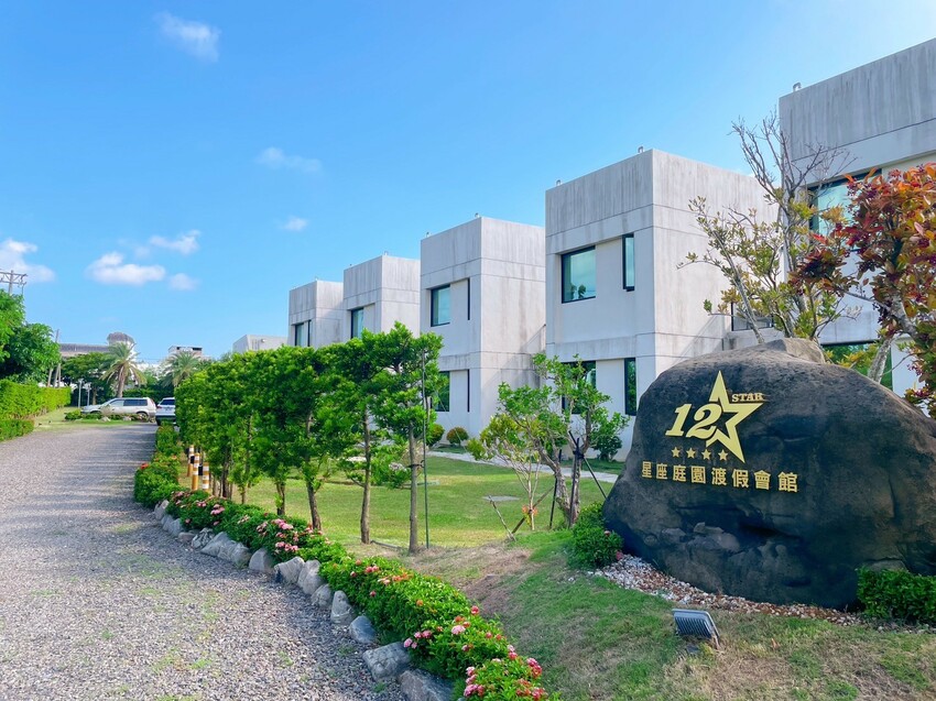 屏東縣恆春鎮【恆春住宿】十二星座庭園渡假會館-尋覓屬於你的命定星座居所,南國慢活心靈綠洲,純白別墅、船型戲水池與燒烤區浪漫燈光,有客廳、浴缸的超大房間,盡享獨特渡假風情!近後壁湖、白沙灣。