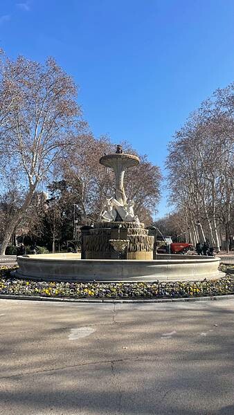 西班牙2024西班牙自由行-馬德里市內景點-馬德里城市原點，太陽廣場，樹與莓果，麗池公園，馬德里王宮