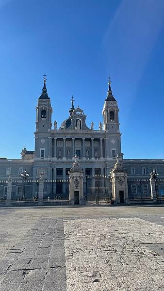 西班牙2024西班牙自由行-馬德里市內景點-馬德里城市原點，太陽廣場，樹與莓果，麗池公園，馬德里王宮