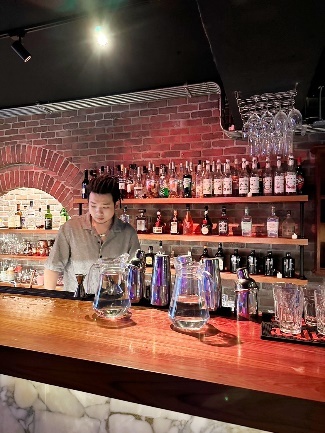 台北市大安區東區餐酒館【台北美食】東區的海底龍宮AQUA Lounge，大安區最浪漫的網紅餐廳！有菜單，東區特色調酒【聚餐推薦】捷運美食【板南線餐廳】