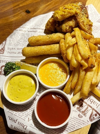 台北市大安區東區餐酒館【台北美食】東區的海底龍宮AQUA Lounge，大安區最浪漫的網紅餐廳！有菜單，東區特色調酒【聚餐推薦】捷運美食【板南線餐廳】