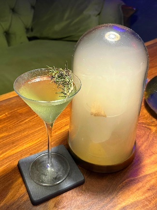 台北市大安區東區餐酒館【台北美食】東區的海底龍宮AQUA Lounge，大安區最浪漫的網紅餐廳！有菜單，東區特色調酒【聚餐推薦】捷運美食【板南線餐廳】