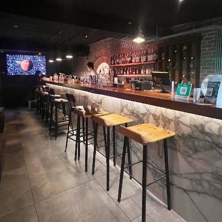 台北市大安區東區餐酒館【台北美食】東區的海底龍宮AQUA Lounge，大安區最浪漫的網紅餐廳！有菜單，東區特色調酒【聚餐推薦】捷運美食【板南線餐廳】