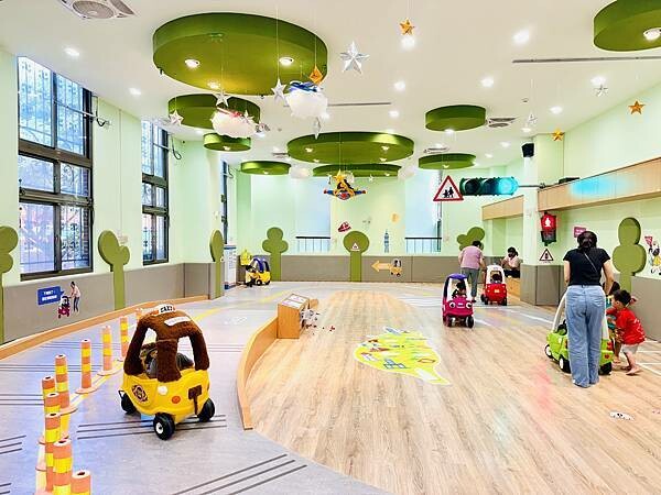 ★桃園親子景點推薦★以車車為主題的『中壢五權親子館』,超擬真