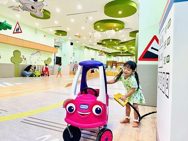 ★桃園親子景點推薦★以車車為主題的『中壢五權親子館』,超擬真