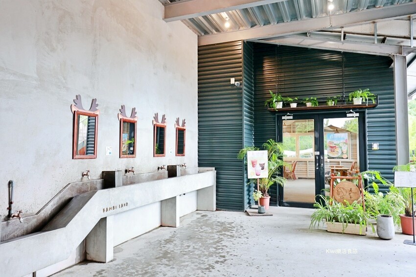 宜蘭縣宜蘭市宜蘭斑比山丘Bambi Land｜冬山親子景點必訪小奈良餵食鹿鹿好療癒，鹿鹿抽愛情籤詩～好拍也好玩！