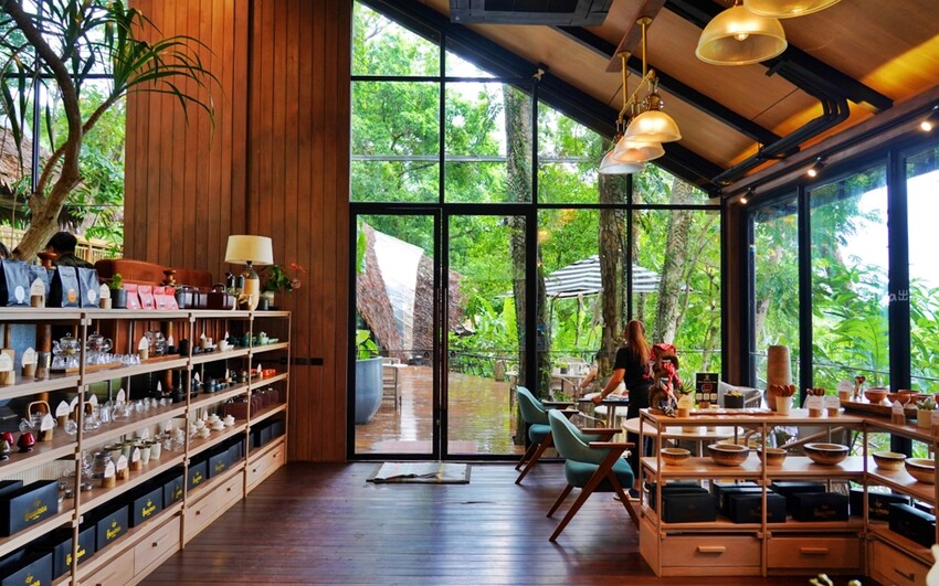 普吉島超人氣三隻猴子餐廳!原始叢林美景中的下午茶,搭配刺激的滑索體驗。