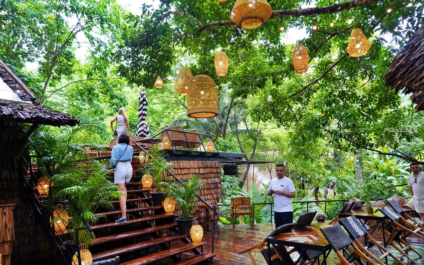 普吉島超人氣三隻猴子餐廳!原始叢林美景中的下午茶,搭配刺激的滑索體驗。