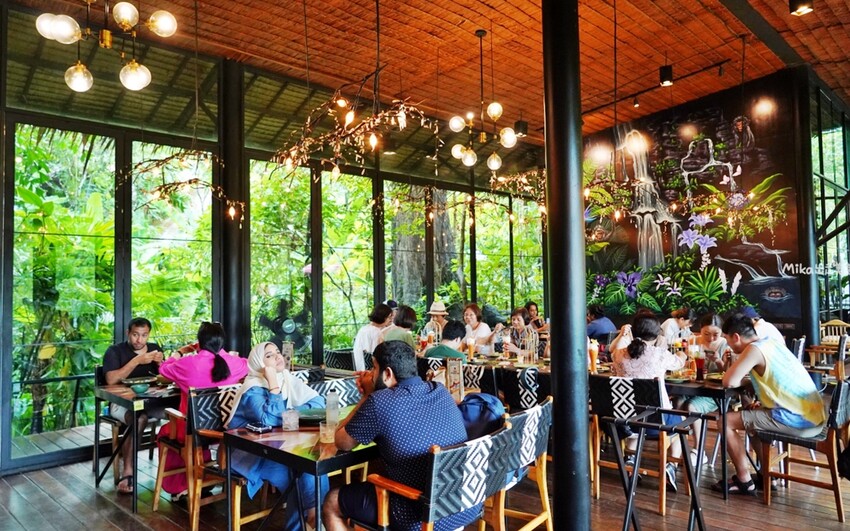 普吉島超人氣三隻猴子餐廳!原始叢林美景中的下午茶,搭配刺激的滑索體驗。