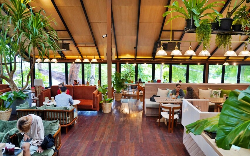 普吉島超人氣三隻猴子餐廳!原始叢林美景中的下午茶,搭配刺激的滑索體驗。