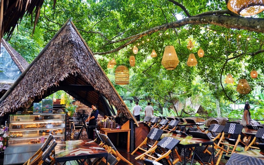 普吉島超人氣三隻猴子餐廳!原始叢林美景中的下午茶,搭配刺激的滑索體驗。