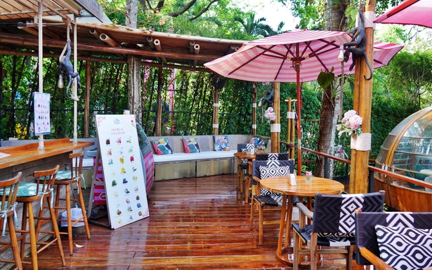 普吉島超人氣三隻猴子餐廳!原始叢林美景中的下午茶,搭配刺激的滑索體驗。