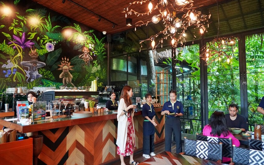 普吉島超人氣三隻猴子餐廳!原始叢林美景中的下午茶,搭配刺激的滑索體驗。