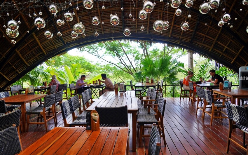 普吉島超人氣三隻猴子餐廳!原始叢林美景中的下午茶,搭配刺激的滑索體驗。