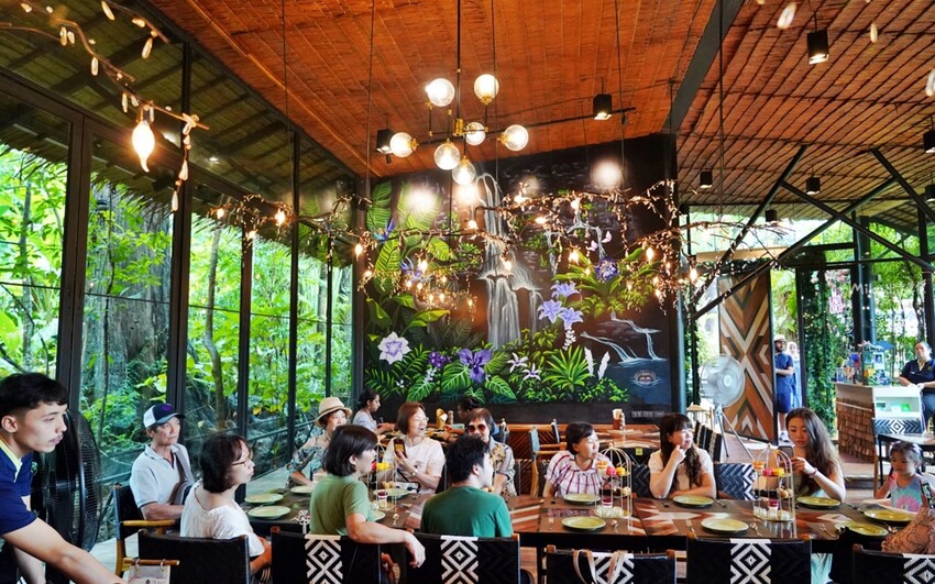 普吉島超人氣三隻猴子餐廳!原始叢林美景中的下午茶,搭配刺激的滑索體驗。