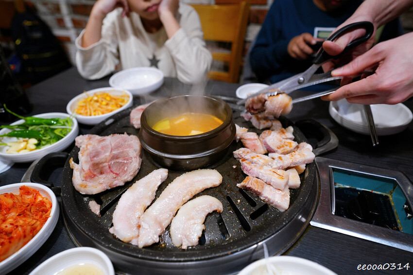 釜山烤肉吃到飽「荒謬的生肉」,台幣不到300元五花肉、豬頸肉 釜山烤肉吃到飽「荒謬的生肉」,台幣不到300元五花肉、豬頸肉