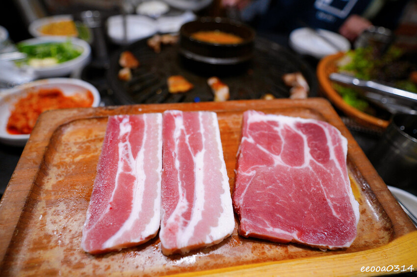 釜山烤肉吃到飽「荒謬的生肉」,台幣不到300元五花肉、豬頸肉 釜山烤肉吃到飽「荒謬的生肉」,台幣不到300元五花肉、豬頸肉