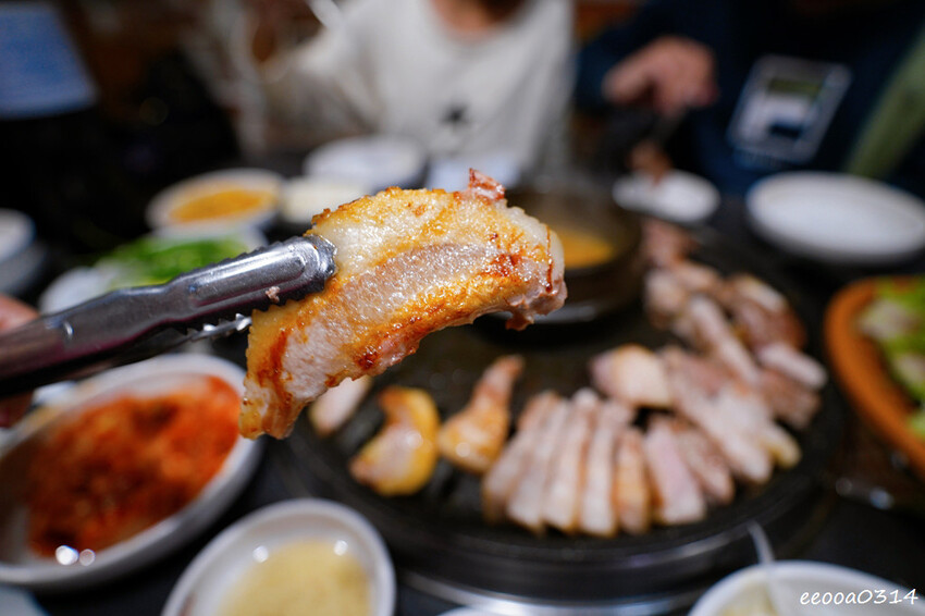 釜山烤肉吃到飽「荒謬的生肉」,台幣不到300元五花肉、豬頸肉 釜山烤肉吃到飽「荒謬的生肉」,台幣不到300元五花肉、豬頸肉