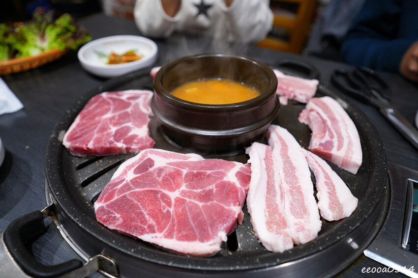 釜山烤肉吃到飽「荒謬的生肉」,台幣不到300元五花肉、豬頸肉 釜山烤肉吃到飽「荒謬的生肉」,台幣不到300元五花肉、豬頸肉