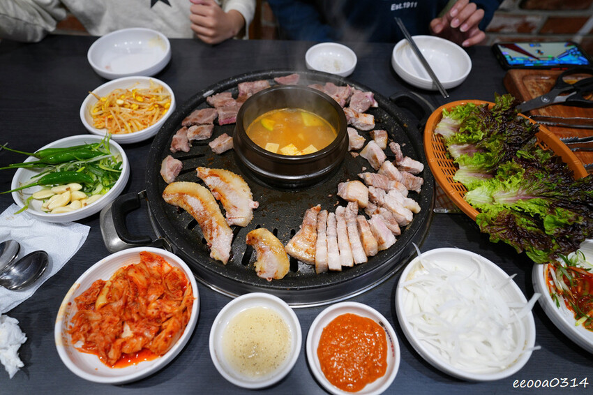釜山烤肉吃到飽「荒謬的生肉」,台幣不到300元五花肉、豬頸肉 釜山烤肉吃到飽「荒謬的生肉」,台幣不到300元五花肉、豬頸肉