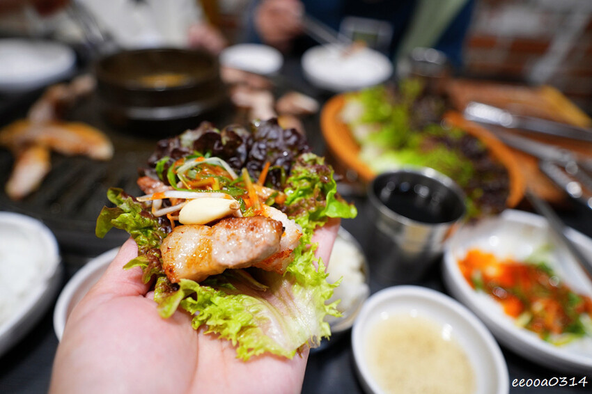 釜山烤肉吃到飽「荒謬的生肉」,台幣不到300元五花肉、豬頸肉 釜山烤肉吃到飽「荒謬的生肉」,台幣不到300元五花肉、豬頸肉