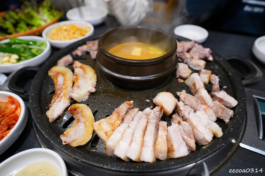 釜山烤肉吃到飽「荒謬的生肉」,台幣不到300元五花肉、豬頸肉 釜山烤肉吃到飽「荒謬的生肉」,台幣不到300元五花肉、豬頸肉