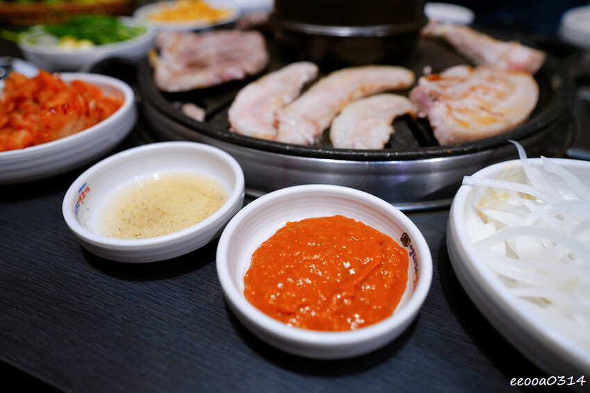 釜山烤肉吃到飽「荒謬的生肉」,台幣不到300元五花肉、豬頸肉 釜山烤肉吃到飽「荒謬的生肉」,台幣不到300元五花肉、豬頸肉