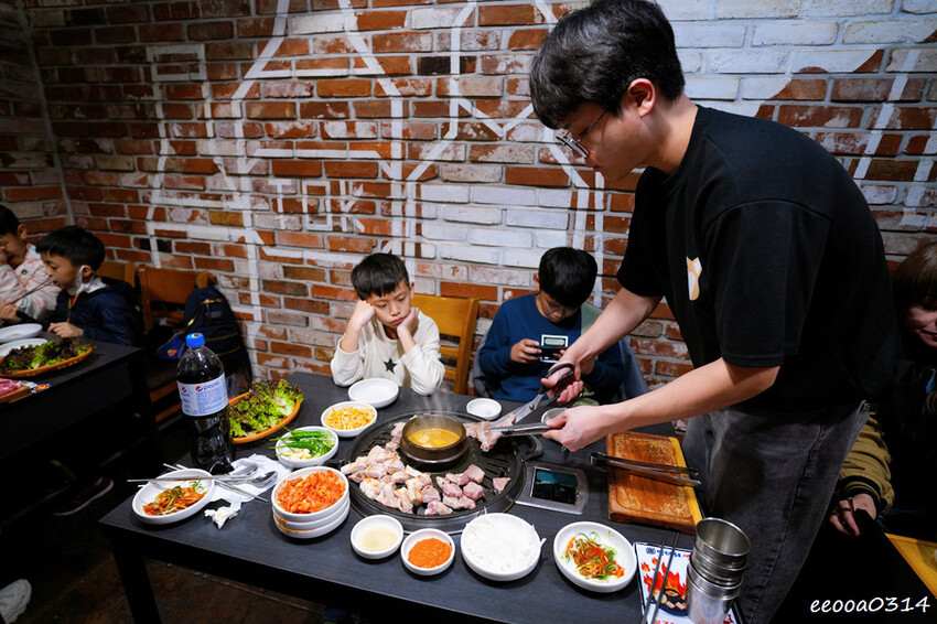 釜山烤肉吃到飽「荒謬的生肉」,台幣不到300元五花肉、豬頸肉 釜山烤肉吃到飽「荒謬的生肉」,台幣不到300元五花肉、豬頸肉