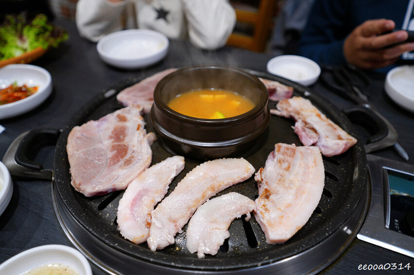 釜山烤肉吃到飽「荒謬的生肉」,台幣不到300元五花肉、豬頸肉 釜山烤肉吃到飽「荒謬的生肉」,台幣不到300元五花肉、豬頸肉