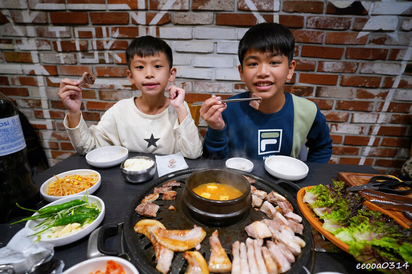 釜山烤肉吃到飽「荒謬的生肉」,台幣不到300元五花肉、豬頸肉 釜山烤肉吃到飽「荒謬的生肉」,台幣不到300元五花肉、豬頸肉