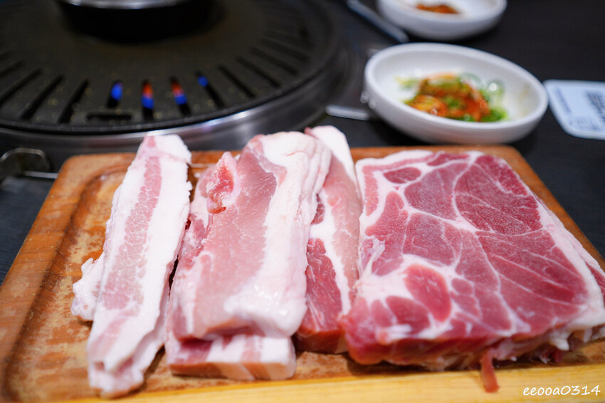 釜山烤肉吃到飽「荒謬的生肉」,台幣不到300元五花肉、豬頸肉 釜山烤肉吃到飽「荒謬的生肉」,台幣不到300元五花肉、豬頸肉