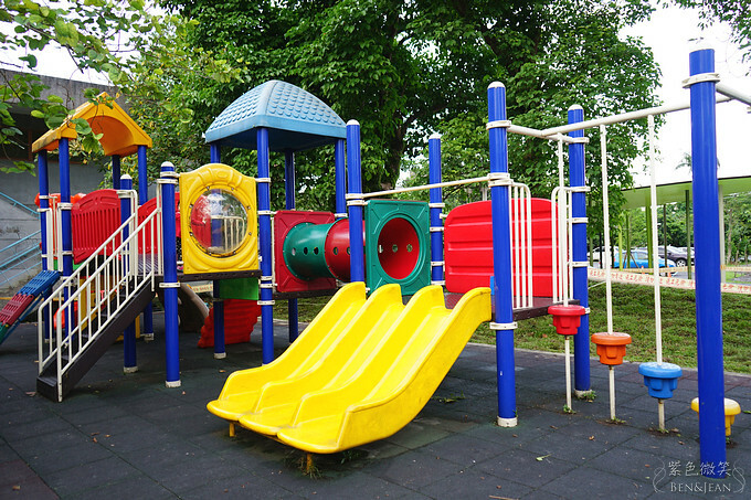 宜蘭縣宜蘭市宜蘭中山國小滑溜梯》5個遊戲區13道溜滑梯,大碗公溜滑梯、二層樓磨石子溜滑梯、帆船造型的溜滑梯、幼兒園