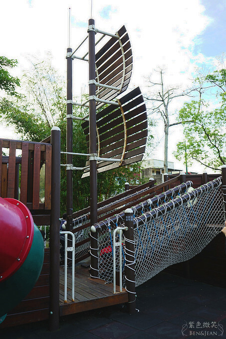 宜蘭縣宜蘭市宜蘭中山國小滑溜梯》5個遊戲區13道溜滑梯,大碗公溜滑梯、二層樓磨石子溜滑梯、帆船造型的溜滑梯、幼兒園