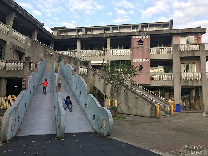 宜蘭縣宜蘭市宜蘭中山國小滑溜梯》5個遊戲區13道溜滑梯,大碗公溜滑梯、二層樓磨石子溜滑梯、帆船造型的溜滑梯、幼兒園