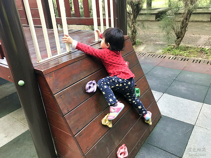 宜蘭縣宜蘭市宜蘭中山國小滑溜梯》5個遊戲區13道溜滑梯,大碗公溜滑梯、二層樓磨石子溜滑梯、帆船造型的溜滑梯、幼兒園